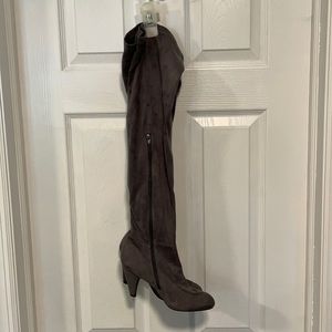 KNEE HIGH GREY BOOTS